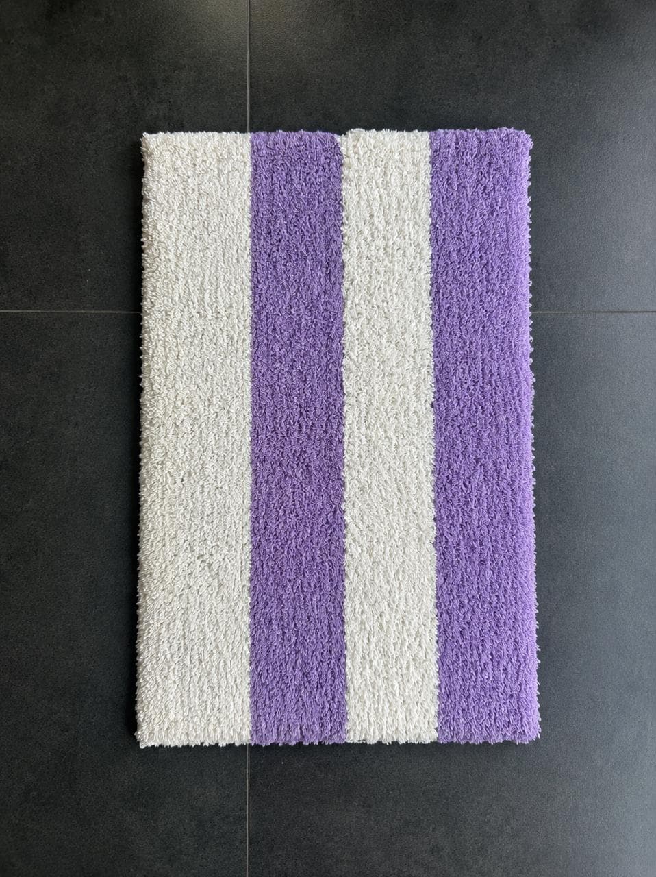 BATHMAT LINE MAT WHITE AND LAVENDER